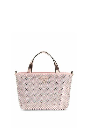 Sac fourre-tout tissé rose avec des poignées métalliques brillantes et de petites clous holographiques, présentant un logo triangulaire Guess à l'avant.