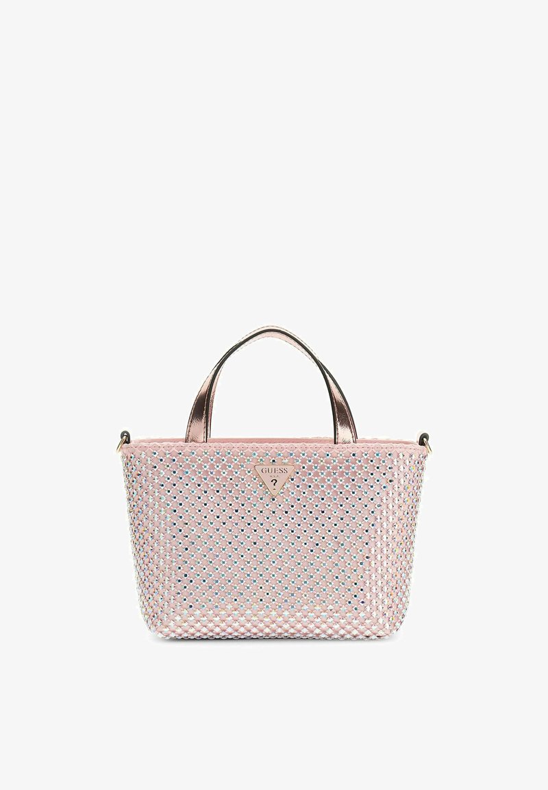 Sac fourre-tout tissé rose avec des poignées métalliques brillantes et de petites clous holographiques, présentant un logo triangulaire Guess à l'avant.