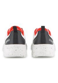 Λευκά αθλητικά παπούτσια με μαύρες λεπτομέρειες, κόκκινες αποχρώσεις και λευκή σόλα με στίγματα. Διαθέτουν λογότυπο στο πίσω μέρος και θηλιά για εύκολη φόρτιση.