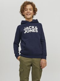 Felpa blu navy con logo bianco "JACK & JONES", dotata di tasca a marsupio, polsini a coste e cappuccio con coulisse, abbinata a pantaloni cargo color oliva.