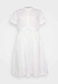 Weißes Baumwollkleid mit kurzen Ärmeln, Knopfleiste, elastischem Bund und verstellbarem Kordelzug; bietet eine lockere, fließende Passform.