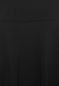 Abito nero con una texture liscia e una silhouette fluida. Presenta un busto aderente e un design a gonna svasata, creando una forma classica.