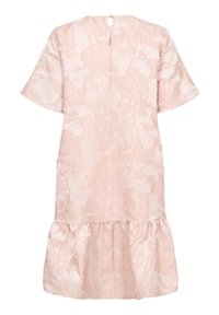 Robe courte rose clair à manches courtes avec motif jacquard floral, ourlet à volants et fermeture au dos par bouton et boucle.