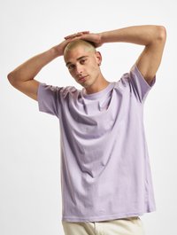 Light purple short-sleeve T-shirt in cotton with a relaxed fit. Notable features include a round neckline and minimal stitching details.