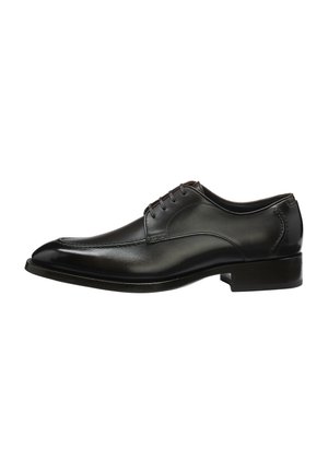 Schwarzer Herrenschuh aus Leder mit Schnürung, spitzer Zehenkappe und niedrigem Absatz, von der Außenseite auf weißem Hintergrund betrachtet.