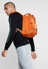 Doughnut MACAROON BACKPACK UNISEX - Mochila - rust