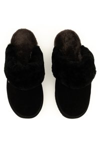 Zwarte slippers met een pluizige faux fur manchet en een donkerbruine fuzzy binnenkant. Zacht textielmateriaal met een gladde buitenkant en een stevige zool.