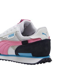 Sneaker Puma con una tomaia in mesh bianco, accenti in suede rosa e navy, dettagli blu e una suola in gomma testurizzata.