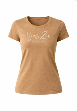 T-shirt da donna marrone a maniche corte con scollo rotondo e scritta bianca "Yes Zee Natural Feeling" sul davanti.