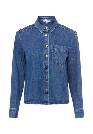 Niebieska kurtka dżinsowa z długimi rękawami, z metalowymi zatrzaskami z przodu, kołnierzem oraz pojedynczą kieszenią na piersi po lewej stronie.