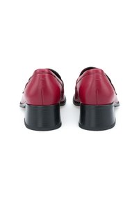 Scarpe rosse di pelle con una finitura liscia, caratterizzate da una punta arrotondata e un tacco a blocco nero di media altezza. Nessuna ferramenta o motivo visibile.