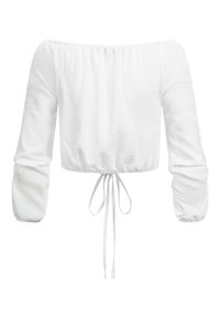 Bílý zkrácený top s elastickým výstřihem mimo ramena a dlouhými nabíranými rukávy. Má stahovací šňůrku na spodním lemu pro nastavitelný střih.
