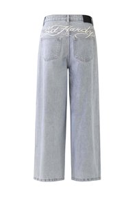 Lichtblauwe denim wijd-uitlopende jeans met een hoge taille, voorzien van twee achterzakken en het geborduurde "Ed Hardy" logo aan de bovenkant.