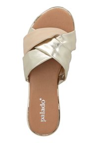 Mules dorées et beige en textile doux et matériau métallique. Dotées de bretelles croisées et d'une semelle plate légèrement rembourrée.