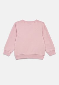 Vista traseira de um sweatshirt básico de manga longa em rosa claro, com punhos e barra canelados, em fundo branco.