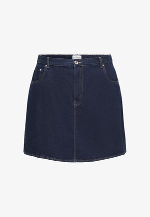 Mørkeblå denim miniskjørt med frontlommer, beltehemper, knappeåpning og synlige sømmer mot hvit bakgrunn.