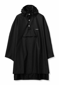 Svart vattentät poncho med hög krage, tryckknappar, en framficka och avslappnad passform. Tillverkad av slitstarkt, slätt material.