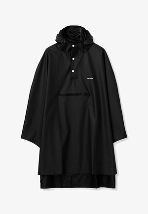 Sort vandtæt poncho med høj krave, trykknapper, en frontlomme og en afslappet pasform. Fremstillet af holdbart, glat materiale.