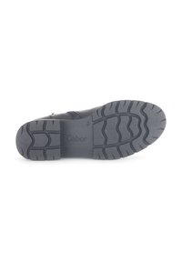 Suela de goma negra con patrón de tracción texturizado, con un logo de Gabor, diseñado para durabilidad y agarre. Parte superior suave con acento de cremallera.