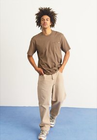 Dickies LURAY POCKET TEE - Paprasti marškinėliai - mushroom