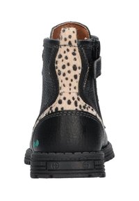 Černá kožená kotníková bota s béžovým puntíkovaným panelem, bočním zipem, texturovaným povrchem a robustní gumovou podrážkou s viditelným vzorkem.