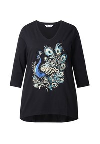 Schwarzes Baumwoll-T-Shirt mit V-Ausschnitt und dreiviertel Ärmeln, das ein farbenfrohes Pfauendesign mit blauen und goldenen Akzenten zeigt.