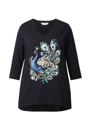 Schwarzes Baumwoll-T-Shirt mit V-Ausschnitt und dreiviertel Ärmeln, das ein farbenfrohes Pfauendesign mit blauen und goldenen Akzenten zeigt.