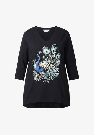 Czarna bawełniana koszulka z dekoltem w serek i rękawami do trzy czwarte, z kolorowym wzorem pawia w niebieskie i złote akcenty.
