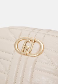 LIU JO CAMERA CASE SET - Umhängetasche - soft cream