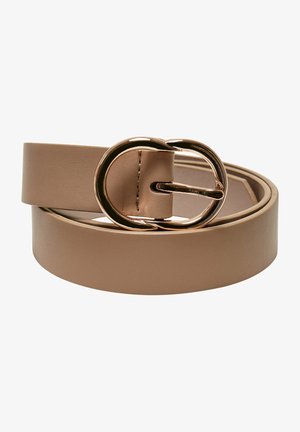 Beige neplederen riem met een gladde afwerking, een ronde, gouden gesp en een eenvoudig ontwerp met minimale stiksels.