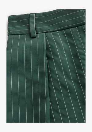 Grüne, gestreifte Hosen mit einer glatten Textur. Enthält weiße Nadelstreifen und einen breiten Bund mit einem flachen Vorderverschluss.