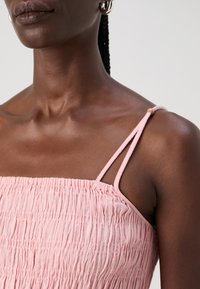 Vero Moda Tall VMCAMMI SINGLET SMOCK DRESS - Maxikjole - peaches n cream