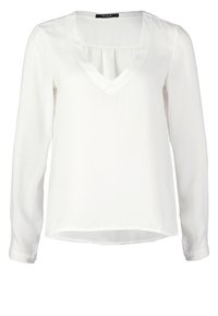 Blouse blanche à manches longues avec col en V et léger pli au niveau de l'encolure, fabriquée en tissu léger et semi-transparent.