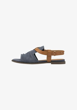 Blå tygsandal med texturerad design, öppna tår och ett brunt läderrem. Har en platt sula och justerbar spänne.