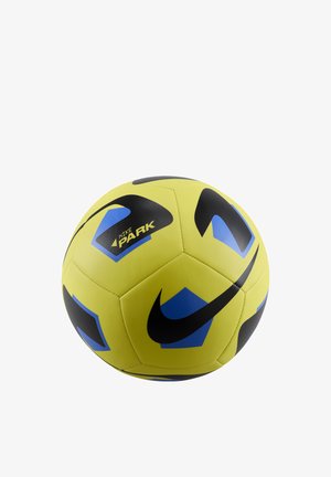 Balón de fútbol Nike amarillo y negro con formas geométricas azules y el texto "Nike Park" sobre un fondo blanco.
