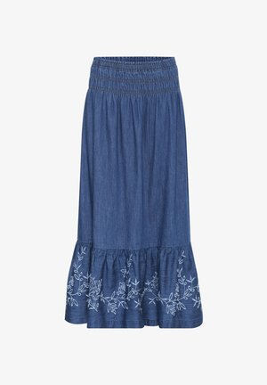 Falda de mezclilla con una cinturilla fruncida, un dobladillo acampanado y bordado floral en blanco en la parte inferior. La tela es suave y de una textura lisa.