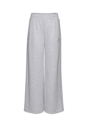 Jasnoszare szerokie spodnie dresowe z elastycznym pasem i subtelnymi haftowanymi inicjałami na lewej udzie.