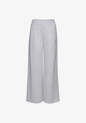 Világosszürke, bőszárú melegítőnadrág elasztikus derékpánttal és finom, hímzett kezdőbetűkkel a bal combon.