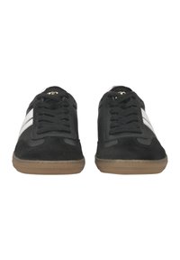 Zapatillas deportivas negras con material de ante y cuero, que presentan rayas blancas y una suela de goma marrón. Diseño con cordones, forma de perfil bajo.