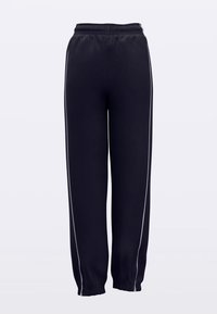 Zwarte sweatpants met een elastische tailleband, voorzien van witte zijstrepen, taps toelopende pijpen en een gladde textuur.