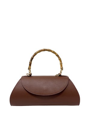 Borsa a mano in pelle marrone con patta curva e manico arcuato in stile bambù fissato da anelli dorati.