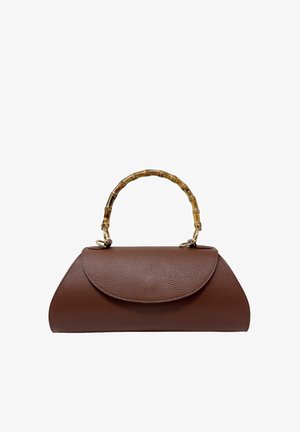 Borsa a mano in pelle marrone con patta curva e manico arcuato in stile bambù fissato da anelli dorati.