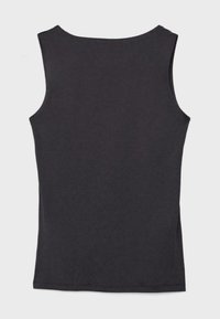 Čierny bezrukávový rebrovaný top s okrúhlym výstrihom položený na bielom pozadí.