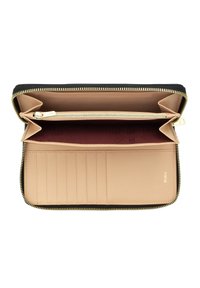 Portafoglio con cerniera, esterno nero, interno beige e ferramenta dorata. Presenta slot per carte, una tasca con cerniera e una fodera texture.