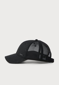 Casquette noire avec un design structuré, dotée d'un filet à l'arrière et d'une visière plate. Accentuée d'un logo subtil sur le côté.