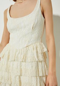 Koton LACY TIERED U NECK STRAPPY MINI BRIDAL - Sukienka koktajlowa