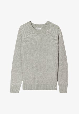 Maglione grigio chiaro lavorato a maglia con texture a coste, scollo rotondo e dettagli con bottoni sulla spalla sinistra. Design morbido e casual.