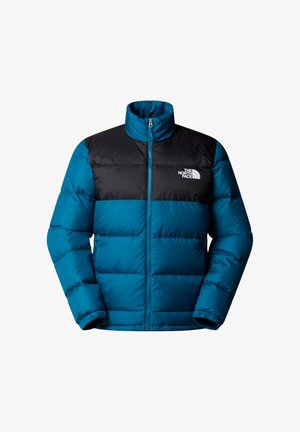 Giacca isolante blu e nera con collo alto, design trapuntato orizzontale, zip frontale e logo sulla parte superiore sinistra.