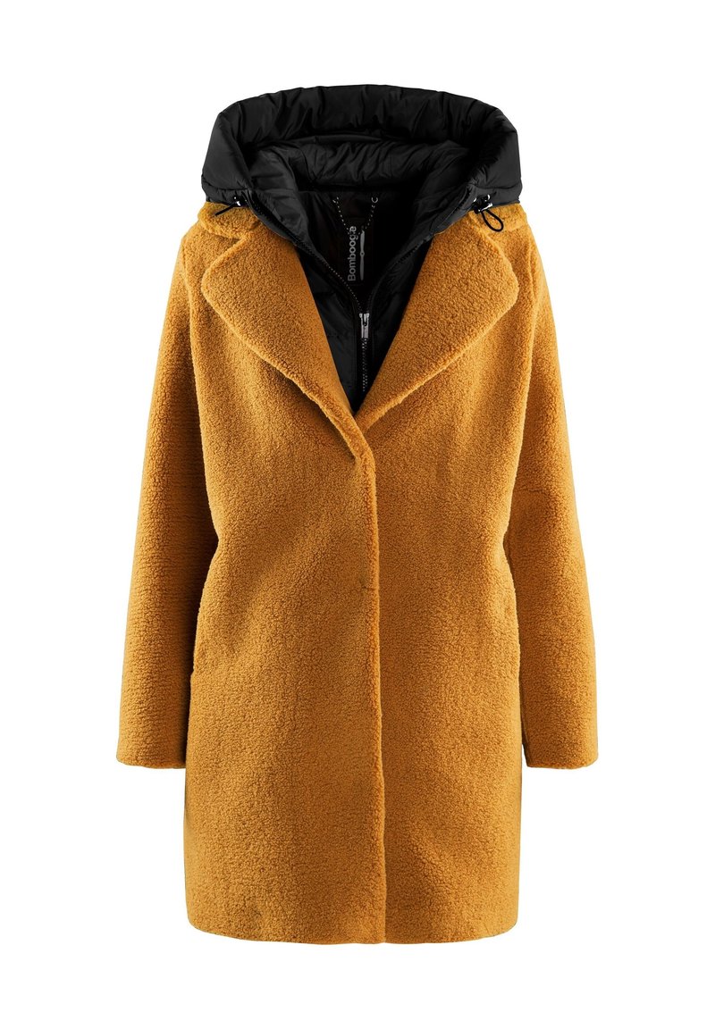 Sennepsgul tekstureret frakke med sort dunhette, oversized revers og lynlås foran. Lange ærmer og en afslappet silhuet.