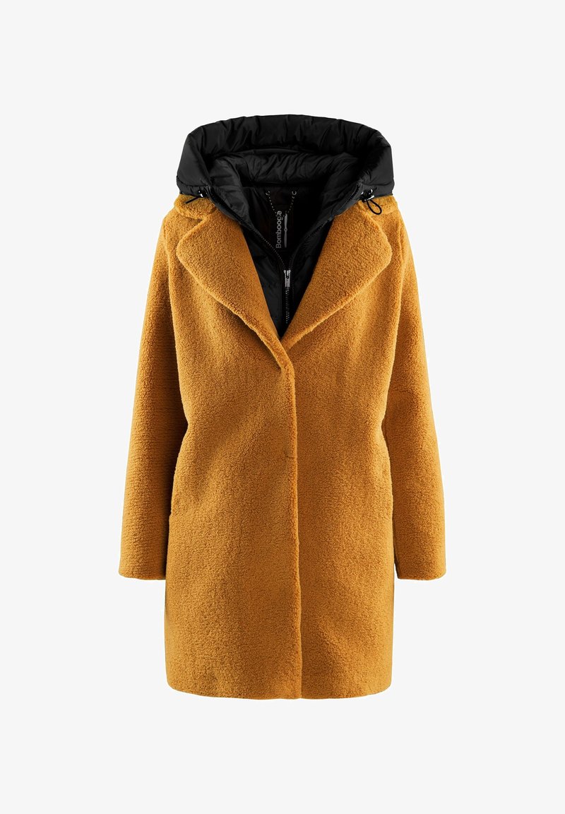 Sennepsgul tekstureret frakke med sort dunhette, oversized revers og lynlås foran. Lange ærmer og en afslappet silhuet.